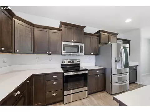 Kitchen - 5290 Squirrel St, Springfield, OR 97478 photo 5 of 6