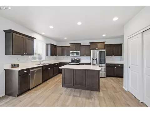 Kitchen - 5290 Squirrel St, Springfield, OR 97478 photo 2 of 6