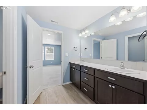 Bath - 5290 Squirrel St, Springfield, OR 97478 photo 5 of 6