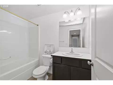 Bath - 5290 Squirrel St, Springfield, OR 97478 photo 6 of 6