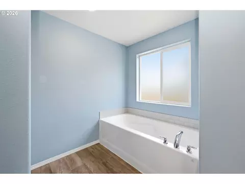 Bath - 5290 Squirrel St, Springfield, OR 97478 photo 3 of 6