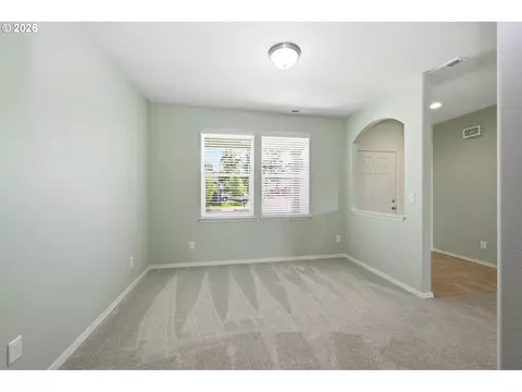 Living - 5290 Squirrel St, Springfield, OR 97478 photo 6 of 6