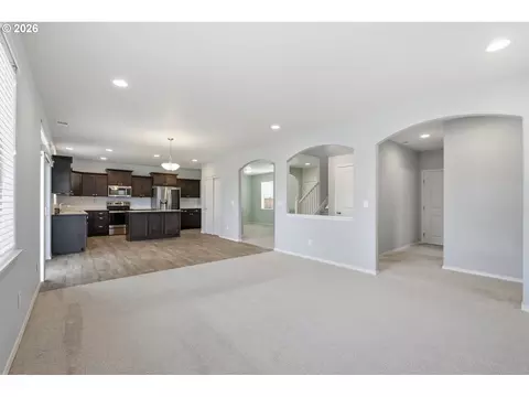 Living - 5290 Squirrel St, Springfield, OR 97478 photo 5 of 6
