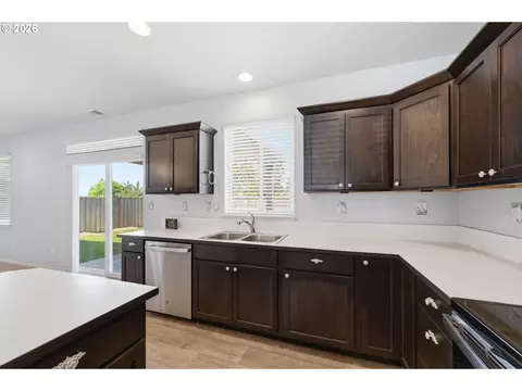 Kitchen - 5290 Squirrel St, Springfield, OR 97478 photo 4 of 6