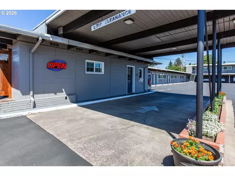Exterior - 1152 Main St, Springfield, OR 97477 photo 6 of 15