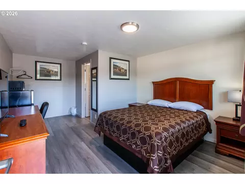 Bedroom - 1152 Main St, Springfield, OR 97477 photo 6 of 8