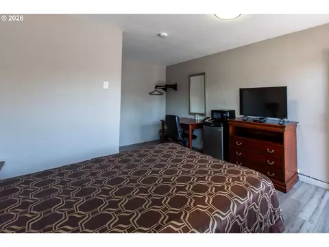 Bedroom - 1152 Main St, Springfield, OR 97477 photo 4 of 8