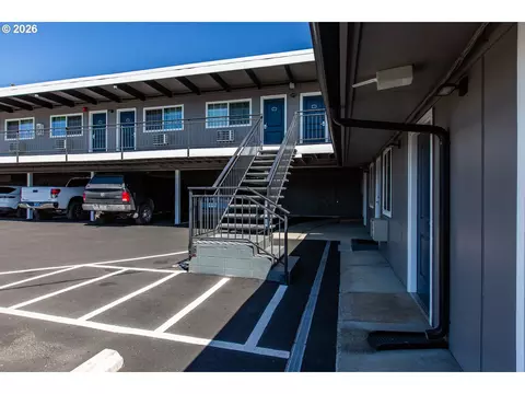 Exterior - 1152 Main St, Springfield, OR 97477 photo 9 of 15