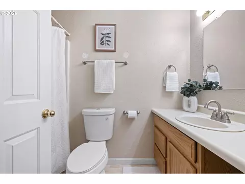 Bath - 3843 Souza St, Eugene, OR 97402 photo 4 of 4