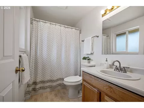 Bath - 3843 Souza St, Eugene, OR 97402 photo 1 of 4