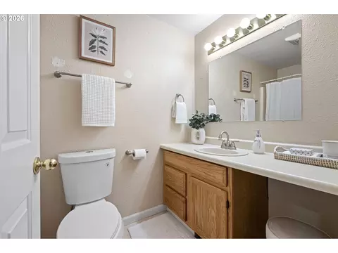 Bath - 3843 Souza St, Eugene, OR 97402 photo 3 of 4