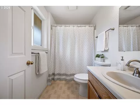 Bath - 3843 Souza St, Eugene, OR 97402 photo 2 of 4