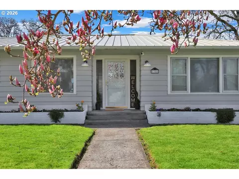 1355 Juniper St, Junction City, OR 97448