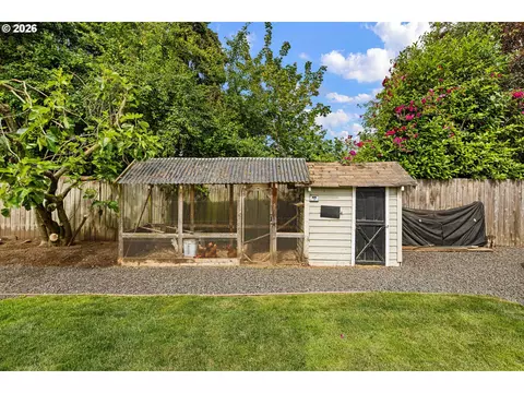 Exterior - 1060 W 17th Ave, Eugene, OR 97402 photo 8 of 9