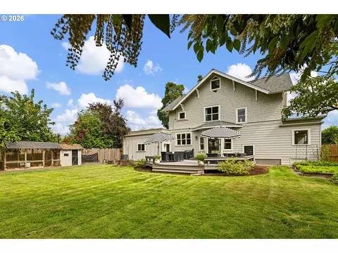 Exterior - 1060 W 17th Ave, Eugene, OR 97402 photo 7 of 9