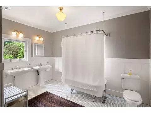 Bath - 1060 W 17th Ave, Eugene, OR 97402 photo 2 of 3