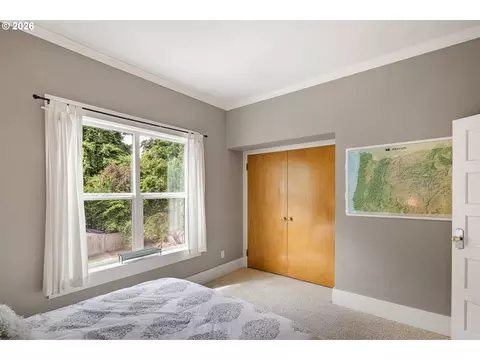 Bedroom - 1060 W 17th Ave, Eugene, OR 97402 photo 6 of 11