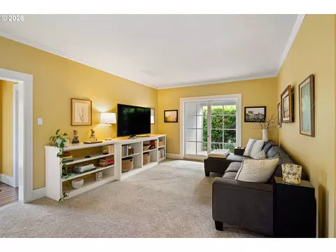 Living - 1060 W 17th Ave, Eugene, OR 97402 photo 3 of 5