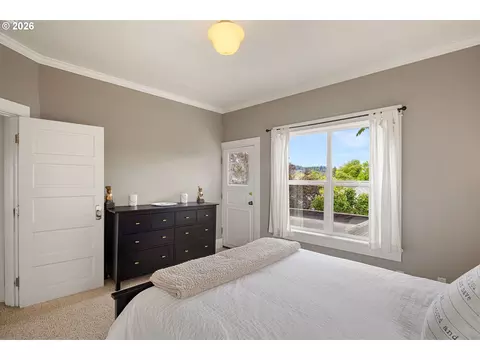 Bedroom - 1060 W 17th Ave, Eugene, OR 97402 photo 8 of 11