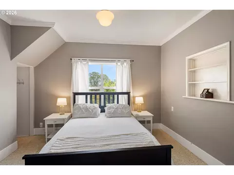 Bedroom - 1060 W 17th Ave, Eugene, OR 97402 photo 3 of 11