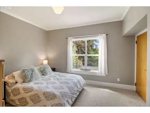 Bedroom - 1060 W 17th Ave, Eugene, OR 97402 photo 5 of 11