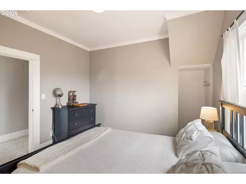 Bedroom - 1060 W 17th Ave, Eugene, OR 97402 photo 4 of 11