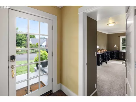 Entry Way - 1060 W 17th Ave, Eugene, OR 97402 photo 2 of 3