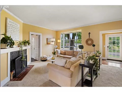 Living - 1060 W 17th Ave, Eugene, OR 97402 photo 2 of 5