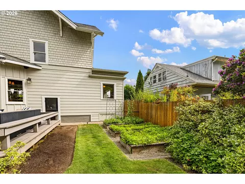 Exterior - 1060 W 17th Ave, Eugene, OR 97402 photo 9 of 9