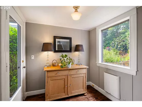 Entry Way - 1060 W 17th Ave, Eugene, OR 97402 photo 3 of 3