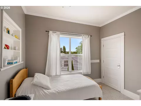 Bedroom - 1060 W 17th Ave, Eugene, OR 97402 photo 1 of 11