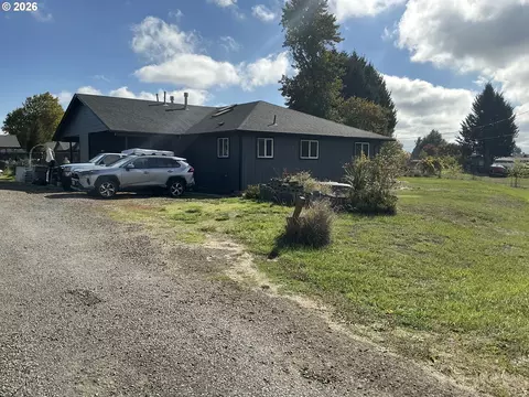 785 S 6th St, Harrisburg, OR 97446