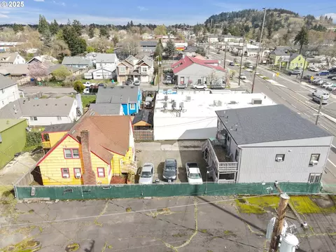 8325 SE 8329 Se Division St, Portland, OR 97266