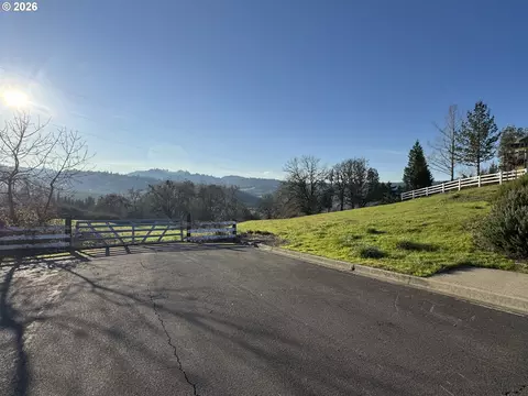 1192 W Harris Hills Dr, Roseburg, OR 97471