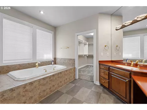 Bath - 4306 SE Augusta Loop, Gresham, OR 97080 photo 2 of 7