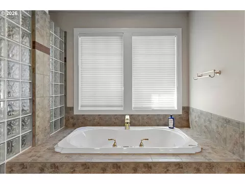 Bath - 4306 SE Augusta Loop, Gresham, OR 97080 photo 3 of 7