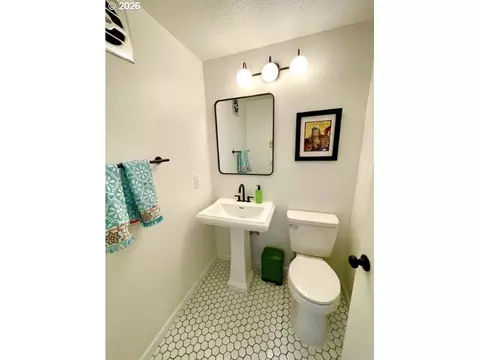 Bath - 1520 W 28th Pl, Eugene, OR 97405 photo 5 of 5