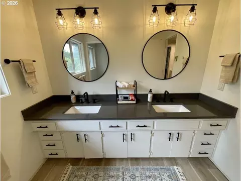 Bath - 1520 W 28th Pl, Eugene, OR 97405 photo 2 of 5