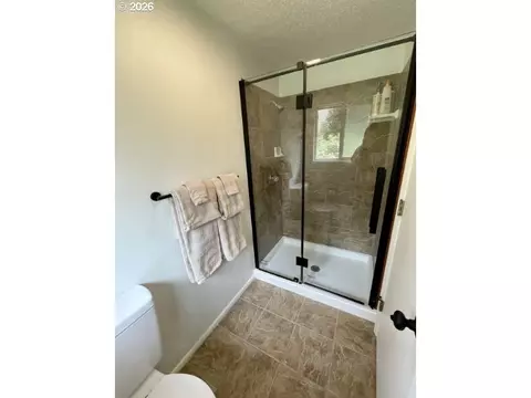 Bath - 1520 W 28th Pl, Eugene, OR 97405 photo 3 of 5
