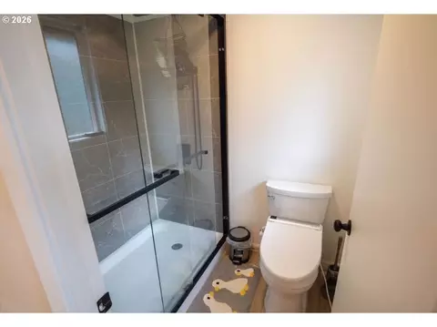 Bath - 1520 W 28th Pl, Eugene, OR 97405 photo 1 of 5