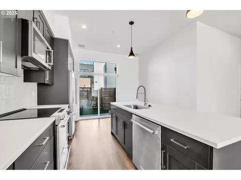 Kitchen - 193 E 20th Ave, Eugene, OR 97405 photo 5 of 5