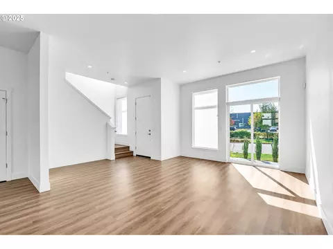 Living - 193 E 20th Ave, Eugene, OR 97405 photo 7 of 9