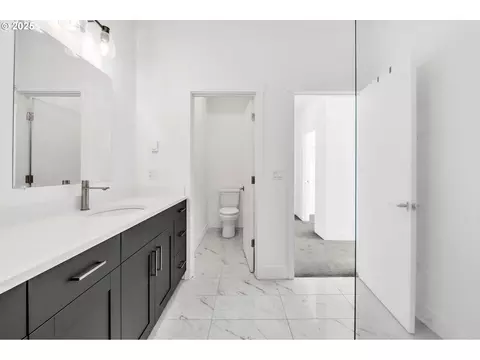 Bath - 193 E 20th Ave, Eugene, OR 97405 photo 3 of 4