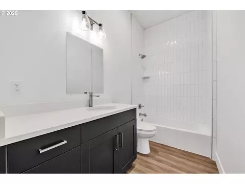 Bath - 193 E 20th Ave, Eugene, OR 97405 photo 4 of 4
