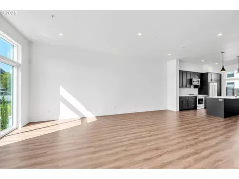 Living - 193 E 20th Ave, Eugene, OR 97405 photo 3 of 9