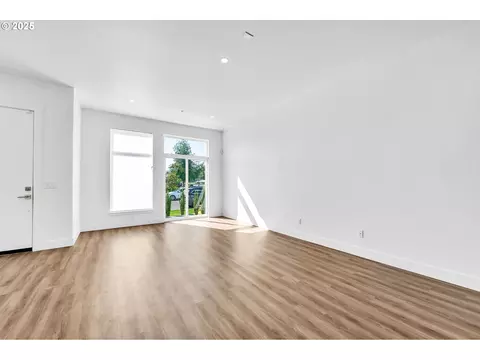 Living - 193 E 20th Ave, Eugene, OR 97405 photo 5 of 9