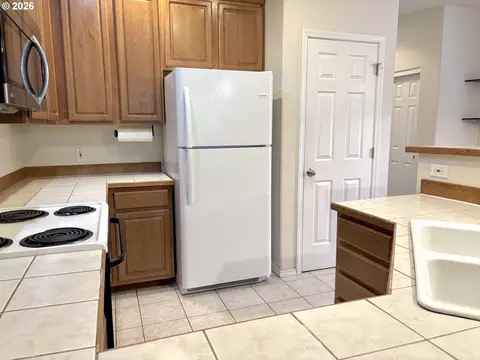 Kitchen - 653 NW 1st St, Gresham, OR 97030 photo 4 of 4