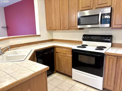 Kitchen - 653 NW 1st St, Gresham, OR 97030 photo 3 of 4