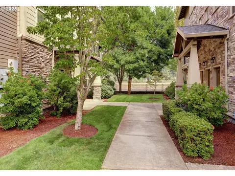 734 NE Adwick Dr, Beaverton, OR 97006