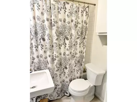 Bath - 608 4th St, Springfield, OR 97477 photo 3 of 4